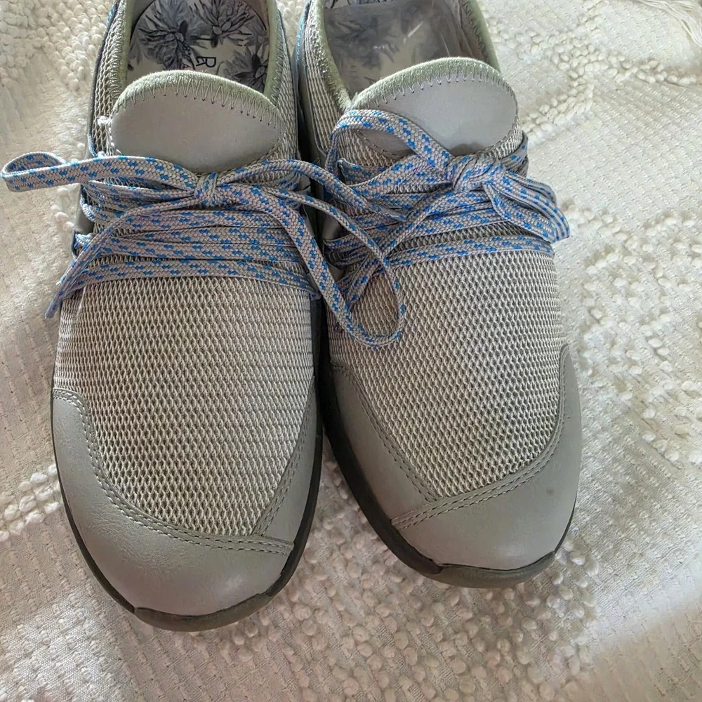 TRAQ by Alegria Lace-Up Low Top Athletic Sneakers Light Blue/Gray Size 39
